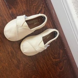 Tiny toms shoes size 4